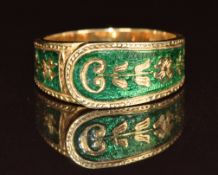 An 18k gold ring set with green enamel with floral decoration, 7g, size N