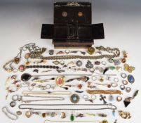 A collection of jewellery including vintage brooches, pins, diamanté necklace, silver pendants set