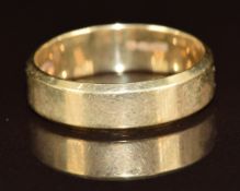 A 9ct gold wedding band / ring, 5.1g, size U