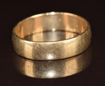 A 9ct gold wedding band / ring, 3.5g, size V