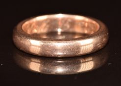 A 9ct rose gold wedding band / ring, 5.6g, size N