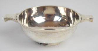 Hamilton & Inches Scottish hallmarked silver quaiche, Edinburgh 1959, width 12cm, weight 78g