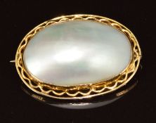 A 9ct gold brooch set with a blister pearl, 4.1g, 3.3cm