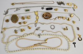 A collection of jewellery including two Victorian mourning brooches, 9ct gold brooch (2.4g),
