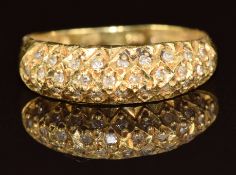 An 18ct gold ring set with diamonds, 2.3g, size M