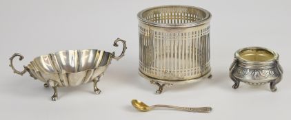 George V hallmarked silver condiment or large salt with pierced decoration and clear glass liner,