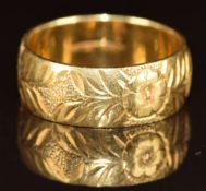 An 18ct gold wedding band / ring with engraved floral decoration and stamped Eurowed, 5.8g, size L