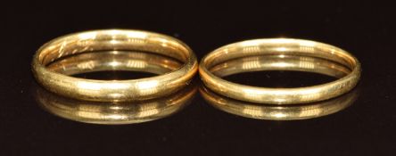 Two yellow metal wedding bands / rings (test as 18ct gold), 4.1g, size O
