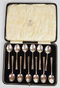 Cased set of 12 Art Deco hallmarked silver coffee spoons, Birmingham 1930, maker Barker Brothers