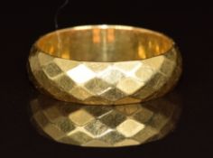 An 18ct gold ring with faceted decoration, 5.9g, size O