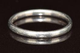 A platinum wedding band / ring, 3.2g, size N