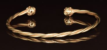 A 9ct gold bangle in a twisted design, 4.5g, 6 x 5cm