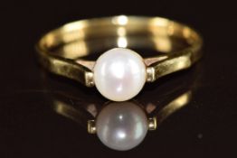A 14k gold ring set with a pearl, 2.5g, size S