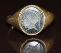 A 9ct gold signet ring set with a hematite intaglio, 3.3g, size U