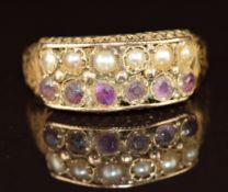 Victorian 9ct gold ring set with seed pearls and amethysts, 2.6g, size P