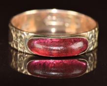 Victorian 9ct gold ring set with foiled glass, with engraved band, 3.8g, size U