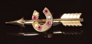 Edwardian 9ct gold brooch in the form of a horseshoe and arrow set with split pearls and pink paste,