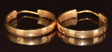 A pair of 18k gold hoops with star decoration, 2.6g, 2cm