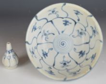 Chinese Tek Sing cargo pedestal dish, diameter 15.5cm and a Hoi An hoard miniature vase, H6.5cm