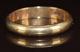 A yellow metal wedding band / ring marked 333, 3.1g, size V
