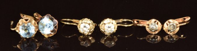 Three pairs of 18k gold earrings set with paste, 6.6g