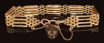 A 9ct gold gate bracelet with heart padlock clasp, 16.9g, 19cm