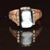 Victorian 9ct gold ring set with an agate cameo, 2g, size M