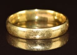 An 18ct gold wedding band / ring, 4.2g, size S
