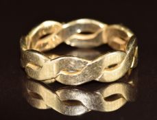 A 9ct gold ring in a plaited design, 4.6g, size R