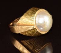 A 14k gold ring set with a pearl, 8.3g