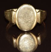 A 9ct gold signet ring, 4.5g, size S