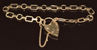 A 9ct gold bracelet with heart padlock clasp, 8.6g, 18cm