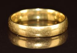 An 18ct wedding band / ring, 3.4g, size L