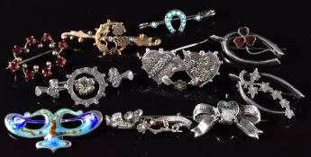 Nine c1900 silver brooches including Mizpah, bow, shamrock, wishbone, enamel, horseshoe, etc and 9ct