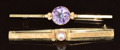 A 14k gold brooch set with a pearl (4.3g, 5.6cm) and a 15ct gold Edwardian brooch set with a round