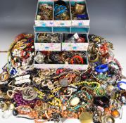 A collection of jewellery including vintage brooches, Hollywood brooch, silver filigree pedant,