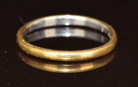 A platinum and gold wedding band / ring, 1.8g, size K
