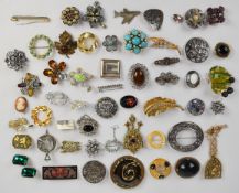 A collection of brooches including Alucraft, two Victorian agate, Exquisite, silver filigree,