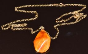 A 9ct gold necklace / chain (60cm, 4g) and an amber pendant, 4g, 3.5cm