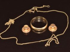 A 9ct gold wedding band / ring, two 9ct gold studs and a 9ct gold chain, 5g