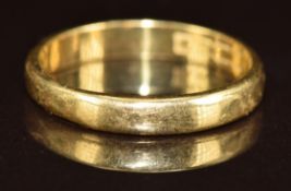 An 18ct gold wedding band / ring, 3.5g, size Q