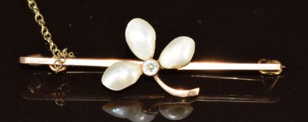 A 9ct gold brooch set with blister pearls, 2.3g, 4.5cm