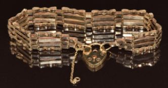 A 9ct gold gate bracelet with heart padlock clasp, 9.6g, 18cm