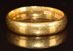 A 22ct gold wedding band / ring, 4.8g, size O