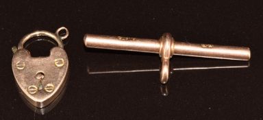 A 9ct gold T bar and 9ct gold heart padlock clasp, 5.4g