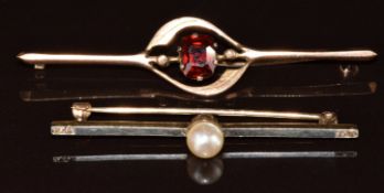 A 14k gold brooch set with a pearl and diamonds with a platinum finish (3g, 4.9cm) and a 9ct rose