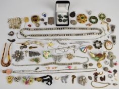 A collection of jewellery including vintage brooches, cameo brooch, Art Deco clips, silver brooch
