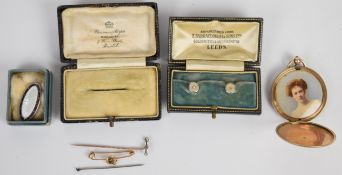 A 9ct gold stick pin set with three old cut diamonds (0.8g), 9ct gold knot brooch (1.1g), yellow