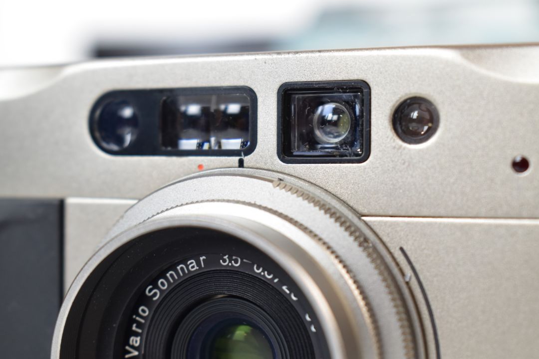 Contax TVS compact titanium 35mm rangefinder camera, serial number 031217, with Zeiss Vario Sonnar - Image 8 of 11