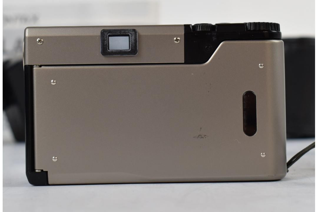 Contax T3 compact titanium 35mm rangefinder camera, serial number 023270, with Zeiss Sonnar 2.8/35T* - Image 4 of 15